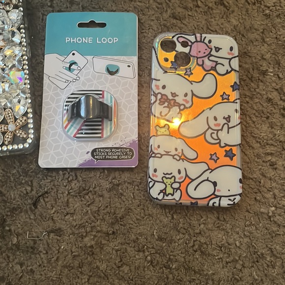 iPhone 13 cases and another accessory - Picture 3 of 3